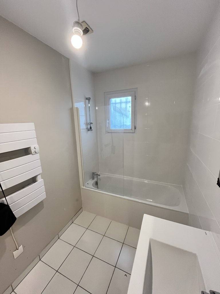 Rénovation sur mesure complète d'une salle de bain  à Pessac proche de Bordeaux :création moderne avec la  pose de faïence murale